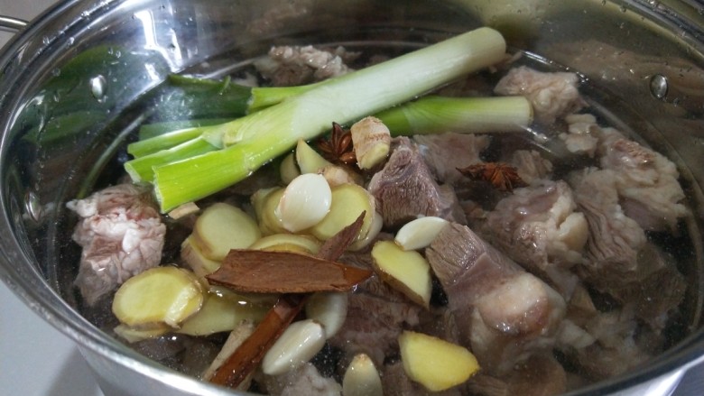 新文美食 酱牛肉,把调料放入锅中加入足够的水。