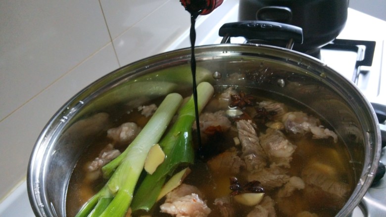 新文美食 酱牛肉,倒入<a style='color:red;display:inline-block;' href='/shicai/ 762'>老抽</a>。