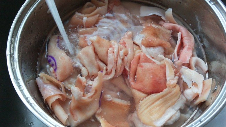 新文美食 美容养颜猪皮冻,冲洗干净捞出来放入锅中。