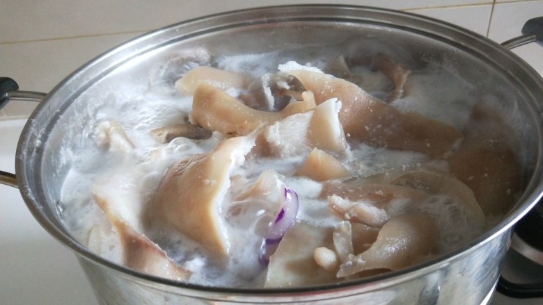 新文美食 美容养颜猪皮冻,猪皮用开水煮10钟后捞出来。