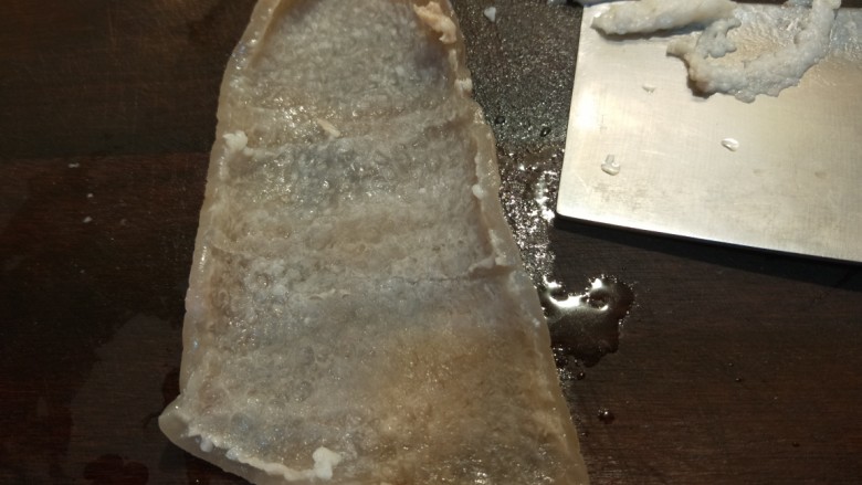 新文美食 美容养颜猪皮冻,用刀刮掉多余的白肉。