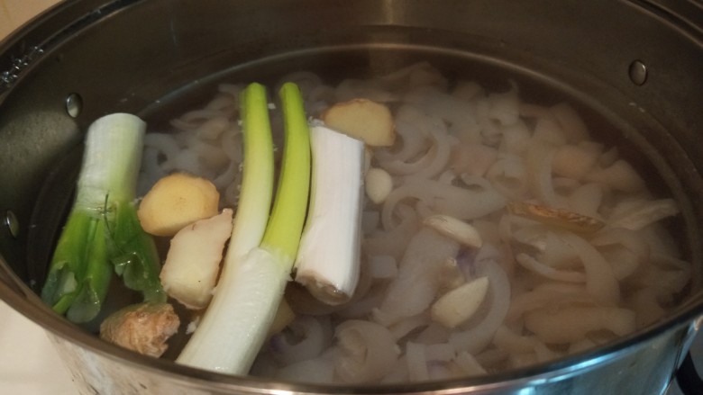 新文美食 美容养颜猪皮冻,加入足够的水,加入葱姜。
