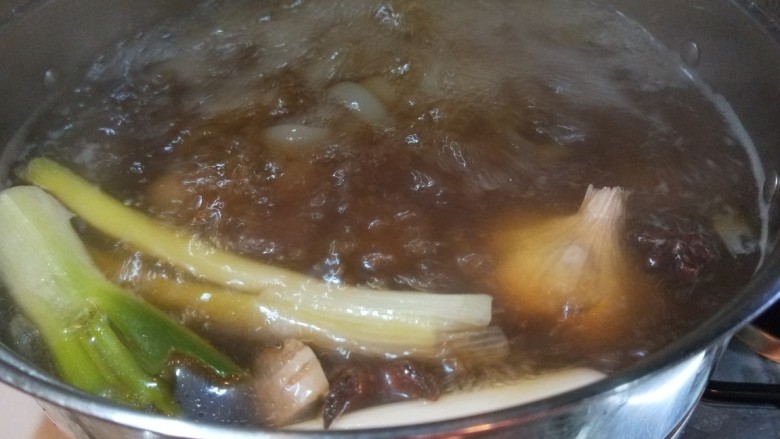 新文美食 美容养颜猪皮冻,放入两个整头<a style='color:red;display:inline-block;' href='/shicai/ 2794'>大蒜</a>烧开,在加入适量盐。