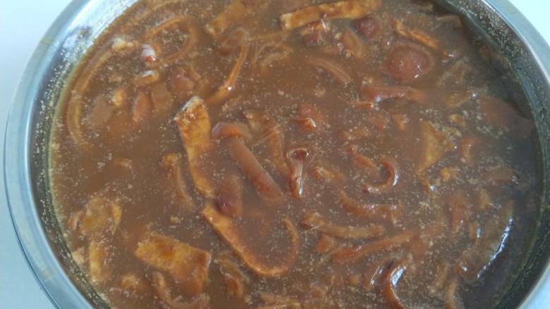 新文美食 美容养颜猪皮冻,熬制好的猪皮倒入盆中放凉,在封上保鲜膜放入冰箱冷藏3个小时左右。
