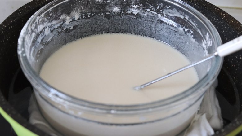 基础冰皮月饼，放3天还软糯,倒入<a style='color:red;display:inline-block;' href='/shicai/ 893'>炼乳</a>和<a style='color:red;display:inline-block;' href='/shicai/ 140122'>玉米油</a>，<a style='color:red;display:inline-block;' href='/shicai/ 219'>牛奶</a>，搅拌成无颗粒的面糊，<a style='color:red;display:inline-block;' href='/shicai/ 219'>牛奶</a>的量可以根据粉的吸水率，增减只要可以成细腻无结块的面糊即可。放入锅中，最好用蒸锅蒸隔水蒸，也可以用我这样的方法。
