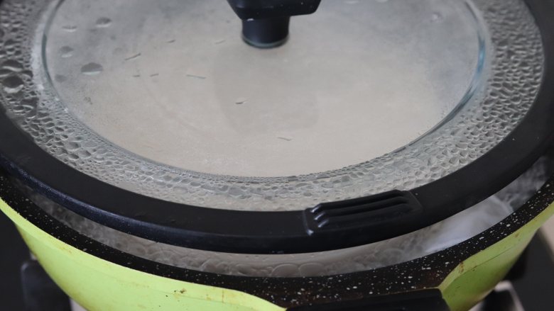 基础冰皮月饼，放3天还软糯,盖好盖子，蒸大约20分钟左右。
