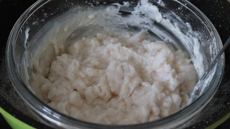 基础冰皮月饼，放3天还软糯,搅拌一下，这个时候已经结块了。