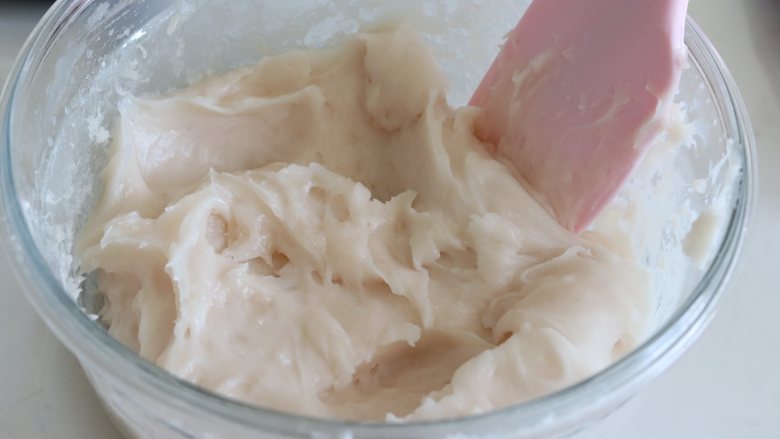 基础冰皮月饼，放3天还软糯,用刮刀拌一下，进行散热。
