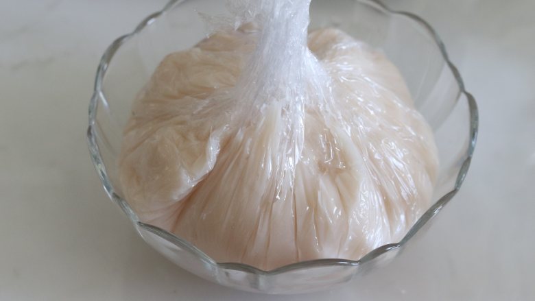 基础冰皮月饼，放3天还软糯,变的不烫手后，放入保鲜膜中包起，放入冰箱冷藏。
