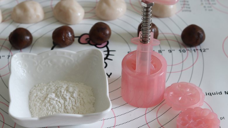 基础冰皮月饼，放3天还软糯,手粉是熟的<a style='color:red;display:inline-block;' href='/shicai/ 520'>糯米粉</a>，可以提前炒制出来，因为这个冰皮比较软，所以需要熟的<a style='color:red;display:inline-block;' href='/shicai/ 520'>糯米粉</a>来防粘。并准备好制作月饼的模具。
