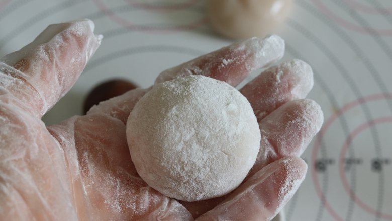 基础冰皮月饼，放3天还软糯,在熟糯米粉中，滚一圈，沾上粉。