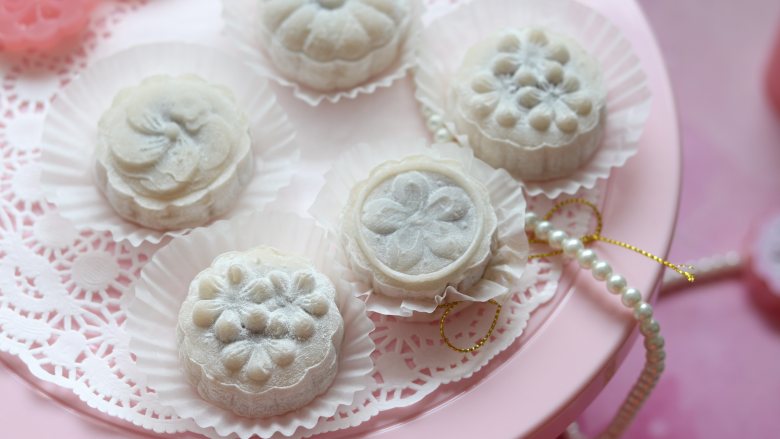 基础冰皮月饼，放3天还软糯,如果有喜欢五彩的冰皮，也可以用一些果蔬粉，或者加入食用色素来完成，今天分享的是基础的冰皮，如果喜欢，不妨在中秋节做给家人吃吧