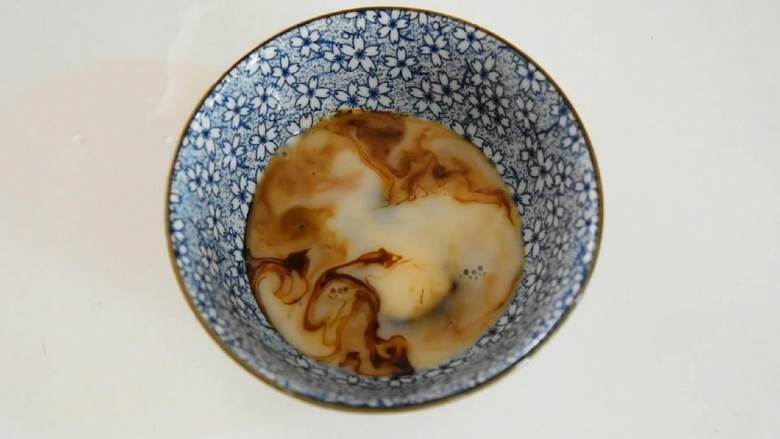 蚝油香菇—浓浓的香味，口感软嫩，非常好吃，一起来试试吧,碗中倒入<a style='color:red;display:inline-block;' href='/shicai/ 762'>老抽</a>、<a style='color:red;display:inline-block;' href='/shicai/ 721'>蚝油</a>、水淀粉搅拌均匀，备用。