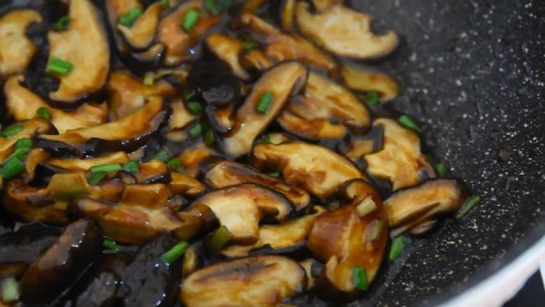 蚝油香菇—浓浓的香味，口感软嫩，非常好吃，一起来试试吧,倒入香菇，炒干表面水分。