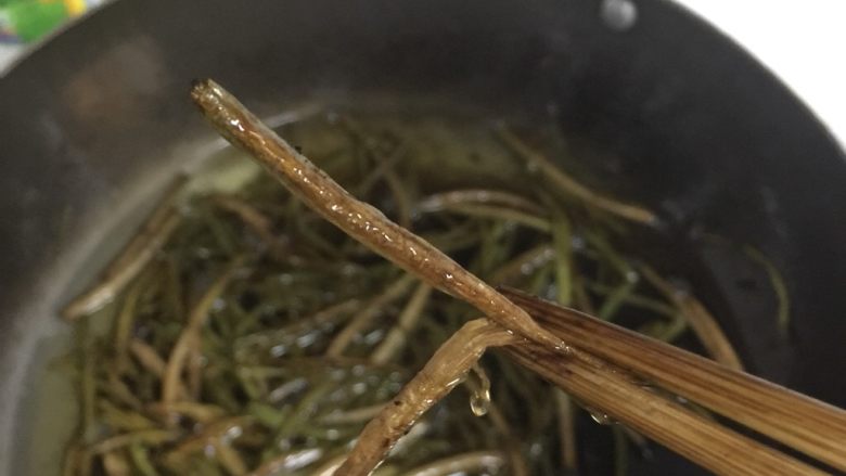 万能葱油,葱段如图变黄变脆,捞出即可