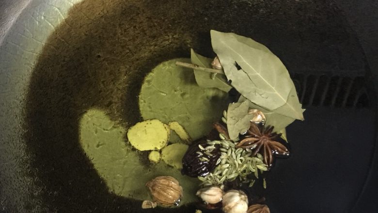 万能葱油,锅内倒入自己所需的油量,油最好用没有味道的玉米油,加入沥干水分的香料,开火烧开转中小火