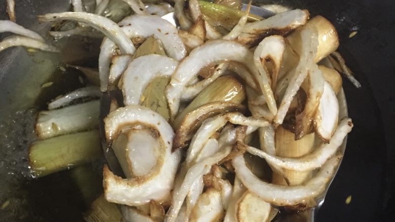 万能葱油,熬至洋葱丝变色,把锅内所有香料捞出
