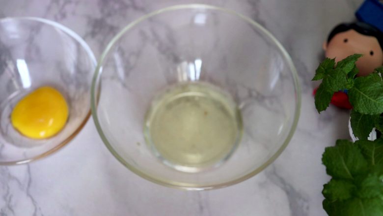 无糖紫薯溶豆,蛋清,蛋黄分离
tips:分离到无水无油的容器中