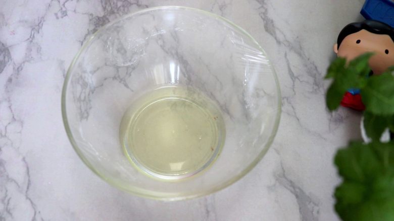 无糖紫薯溶豆,放蛋清的容器盖保鲜膜,放入冰箱冷冻至边缘处出冰渣
tips:蛋清冷冻边缘处出冰渣,是为了更好的打发蛋清,而且打发的蛋白霜比较稳定,不容易消泡,但是千万别使蛋清全部冻成冰,那样就不好操作了