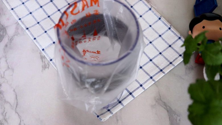 无糖紫薯溶豆,裱花袋装好中号裱花嘴,套在高脚杯上,备用
tips:做溶豆最好是用中号的裱花嘴,我一般用6齿和樱花齿的
