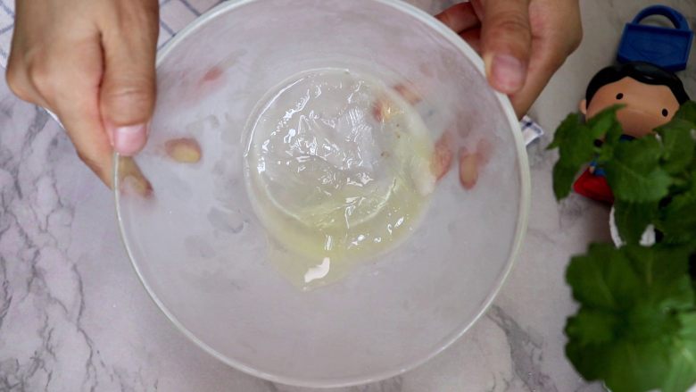 无糖紫薯溶豆,如左图,冷冻的蛋清边缘处出冰渣