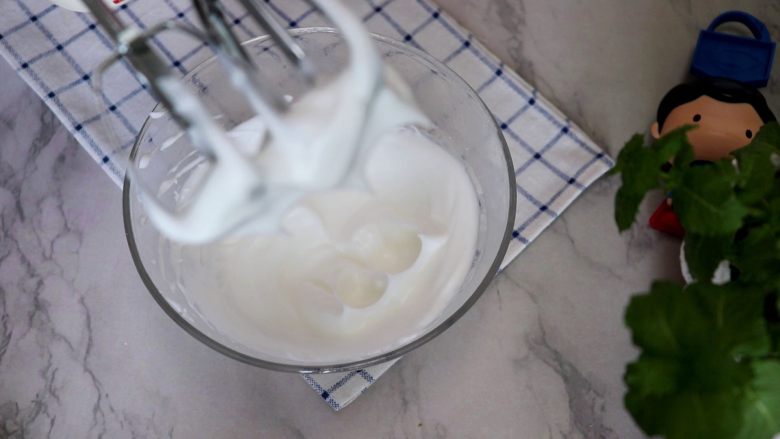 无糖紫薯溶豆,提起打蛋器有直立尖角硬性发泡状态
tips:蛋清的打发是溶豆成型成功的关键步骤