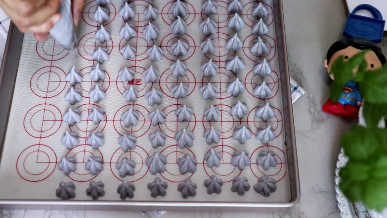 无糖紫薯溶豆,将溶豆挤在放烤垫的烤盘中,此时将烤箱预热
tips:溶豆之间要留一定的空隙