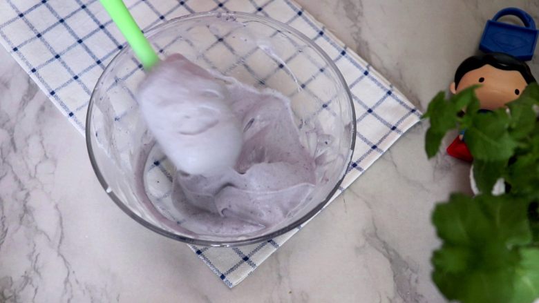 无糖紫薯溶豆,翻拌均匀
tips:翻拌手法与步骤14同样的手法