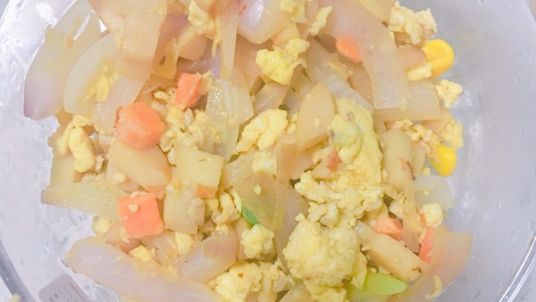 杏鲍菇洋葱炒鸡蛋,8️⃣ 美味又营养的杏鲍菇洋葱炒鸡蛋就完成啦！整间屋子都弥漫着香味～因为是晚上做的，忍不住半夜还尝了一口哈哈哈😋
