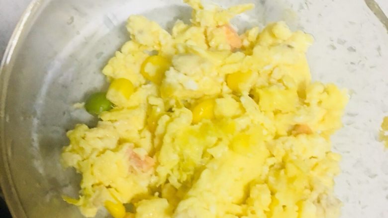 杏鲍菇洋葱炒鸡蛋,3️⃣ 大致将鸡蛋炒成块状，盛出。不用很久，刚凝固就可以了。