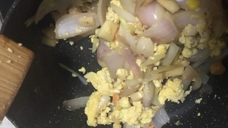杏鲍菇洋葱炒鸡蛋,7️⃣ 出锅前加入少量盐，翻炒均匀即可。