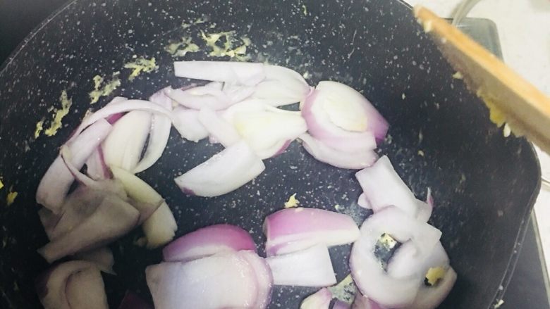 杏鲍菇洋葱炒鸡蛋,4️⃣ 不用刷锅，直接倒入洋葱翻炒至香味溢出。