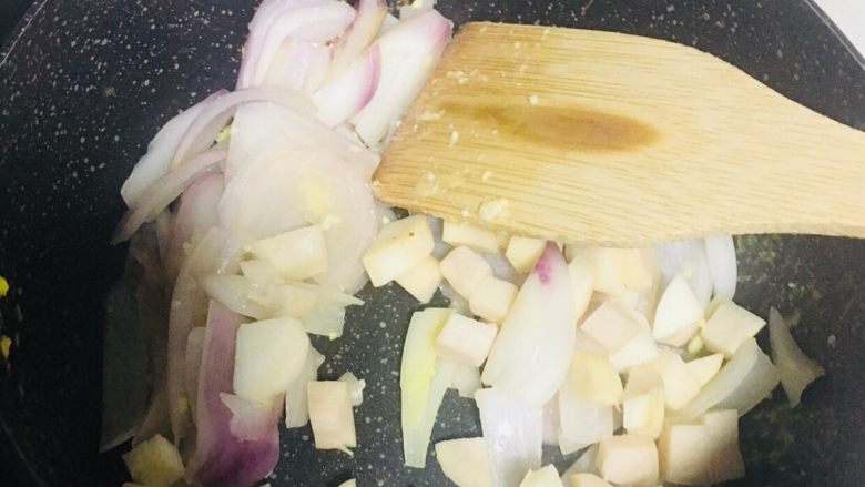 杏鲍菇洋葱炒鸡蛋,5️⃣ 倒入杏鲍菇继续翻炒至杏鲍菇变得微黄。
