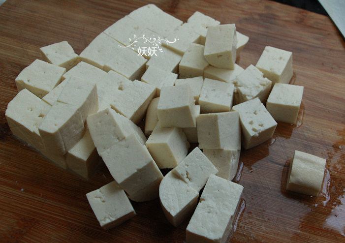 家常麻婆豆腐,<a style='color:red;display:inline-block;' href='/shicai/ 465'>豆腐</a>切小方块