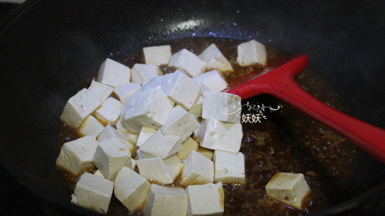 家常麻婆豆腐,加入煮好的豆腐。