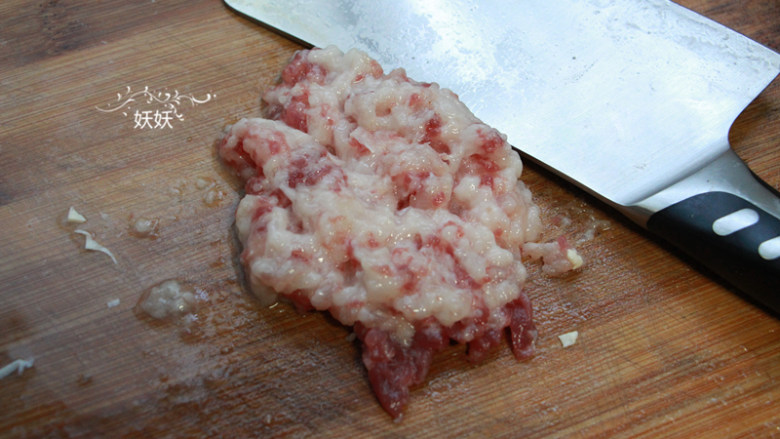 家常麻婆豆腐,<a style='color:red;display:inline-block;' href='/shicai/ 414'>猪肉</a>选五花肉，肥肉多一些更香，一小块就可以，加一点盐剁成肉沫。