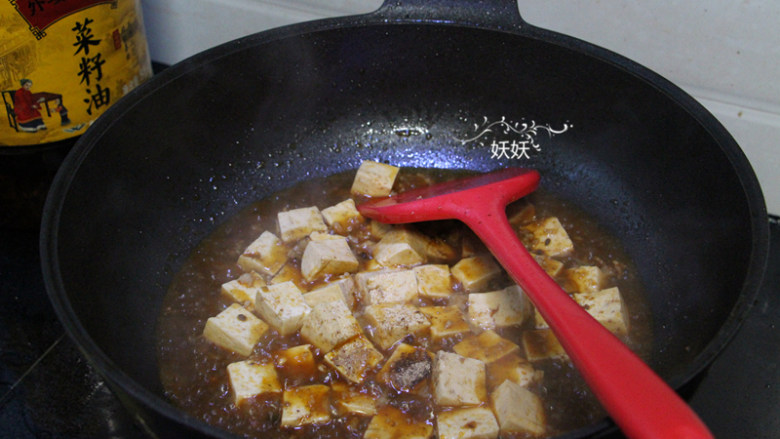 家常麻婆豆腐,撒适量的盐，味精，<a style='color:red;display:inline-block;' href='/shicai/ 12043'>花椒粉</a>，滴几滴<a style='color:red;display:inline-block;' href='/shicai/ 4965'>红油</a>，煮至豆腐上色。