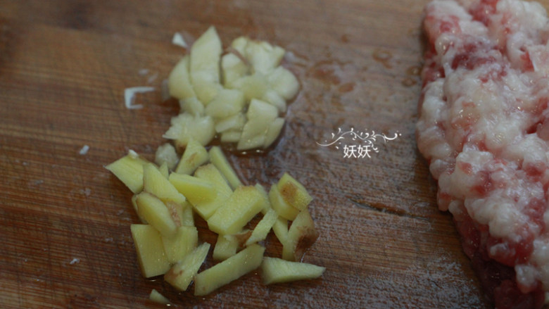 家常麻婆豆腐,姜蒜切好备用。