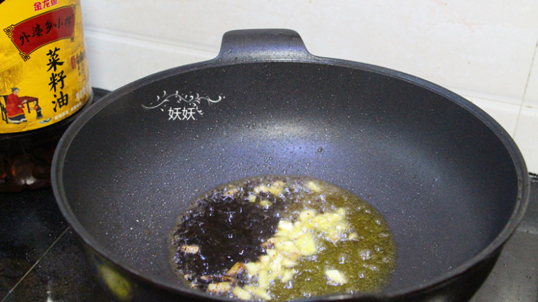 家常麻婆豆腐,油锅烧热，下姜蒜，<a style='color:red;display:inline-block;' href='/shicai/ 705'>豆瓣酱</a>炒香。