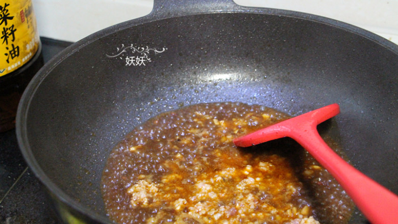 家常麻婆豆腐,然后倒入肉沫炒香，加入<a style='color:red;display:inline-block;' href='/shicai/ 718'>料酒</a>，<a style='color:red;display:inline-block;' href='/shicai/ 762'>老抽</a>，少许水煮开。