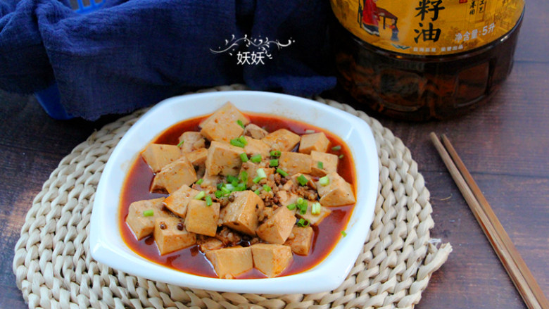 家常麻婆豆腐,出锅装盘，撒上生葱即可。