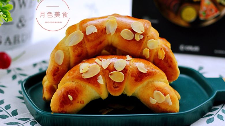 杏仁牛角面包,美美滴杏仁牛角面包出炉咯,特别松软,又拉丝,搭配一杯咖啡,或者搭配一杯<a style='color:red;display:inline-block;' href='/shicai/ 219'>牛奶</a>,做早餐和下午茶都是极好滴。