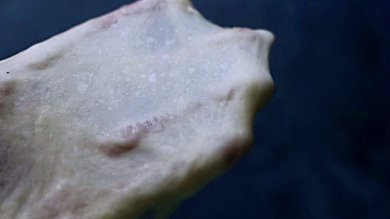 杏仁牛角面包,然后切一小块面团慢慢抻开,看到手套膜已经很薄,到了扩展阶段,面团已经揉到位了。