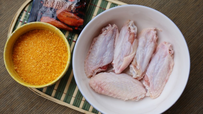 美食丨做法简单又美味 健康无油版炸鸡翅~,备好所有食材。