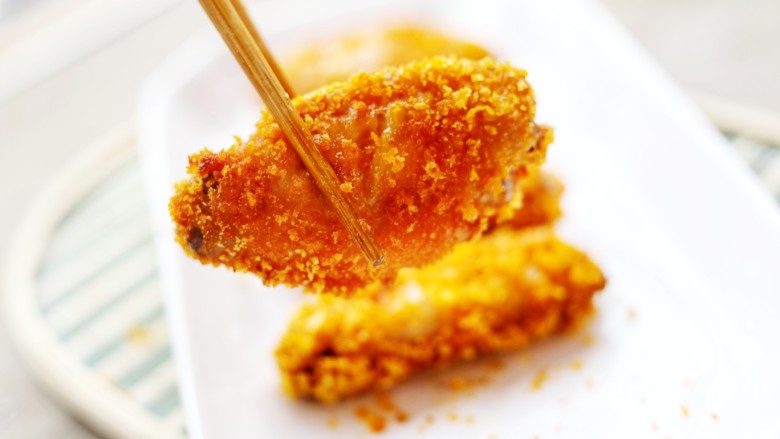 美食丨做法简单又美味 健康无油版炸鸡翅~,烤好的鸡翅色泽金黄,外脆里嫩,一点都不输kfc!主要是健康无油,爱吃肉又怕长胖的妹纸看过来,用炸锅不但不用油,还能把原来的油炸出来。