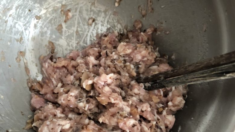 苏式鲜肉月饼,肉馅:将肉馅及所有调味料倒入大碗里,用筷子不断的搅拌肉馅,直到肉馅上劲,备用