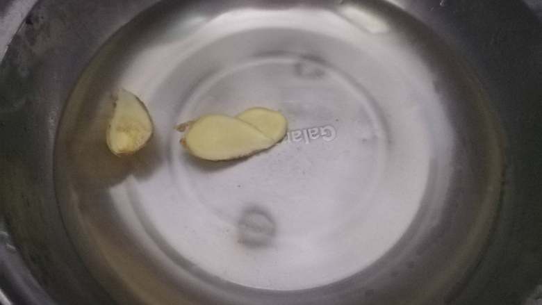 虫草花板栗乌鸡汤,冷水下锅,加入姜片和料酒
