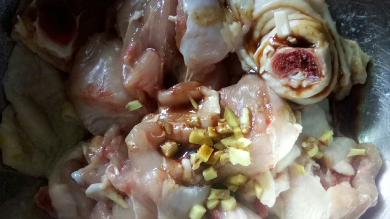 三杯秋梨鸡,<a style='color:red;display:inline-block;' href='/shicai/ 92'>鸡腿</a>切块,放姜粒、料酒和生抽腌制。