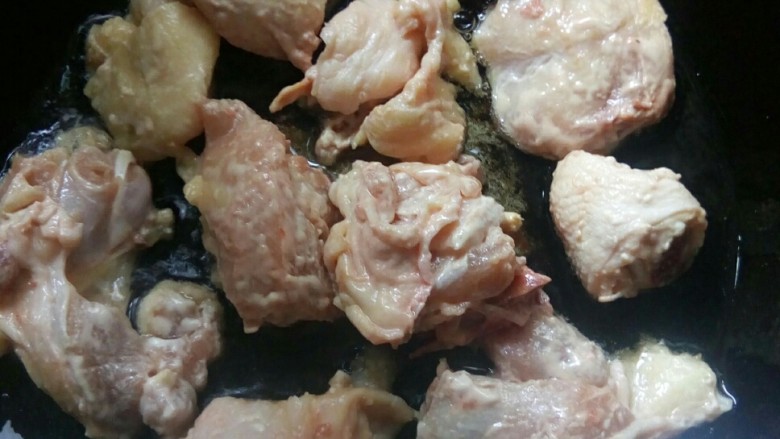 三杯秋梨鸡,锅内倒油,七八成热下鸡肉煎制。
