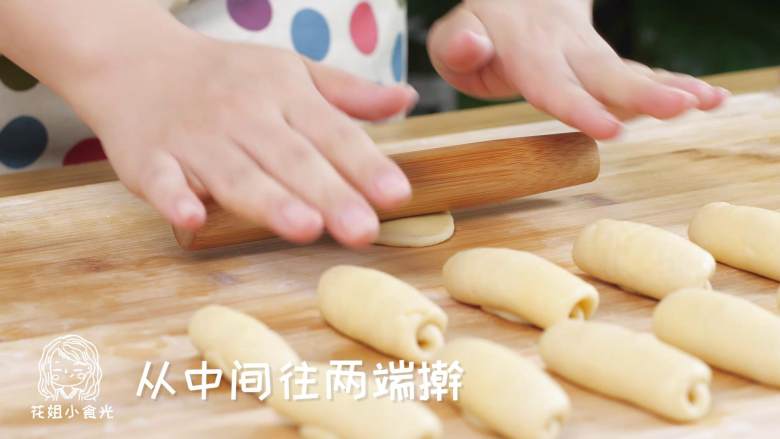 苏式肉松月饼18m+,再擀一次,从中间往两端擀~